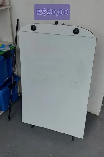 Quadro branco com detalhes para consertar no bairro do marco