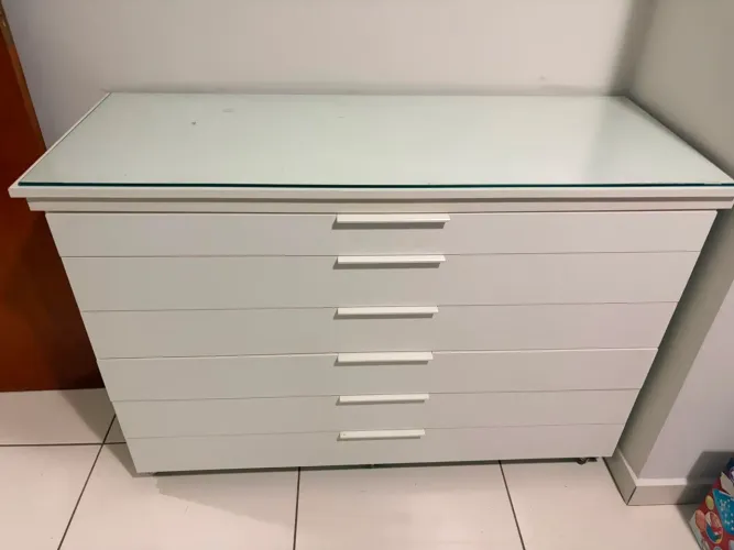 Cômoda excelente material