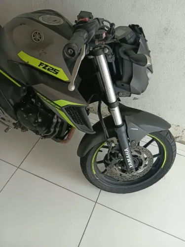 essa moto está parada a mas de 6 mês a bateria es decaregada