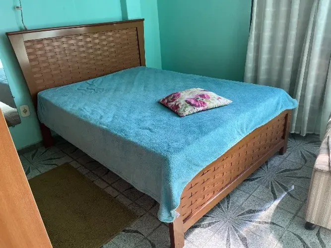 Cama de casal tamanho tradicional com colchão.