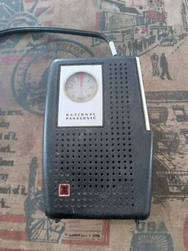 rádio portátil antigo National Panasonic R-1077