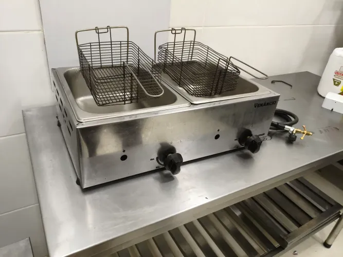 Fritadeira a gás Venâncio 2 cubas (9,6L) perfeito estado pouco uso