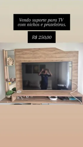 Painel de TV com nichos e prateleiras 