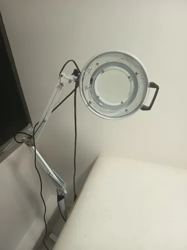 Lupa e luminária LED Estek