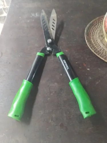 Tesoura corta grama R$20