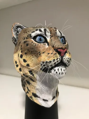 Estátua busto leopardo das Neves