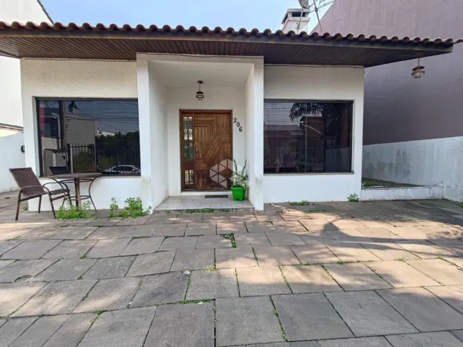 Casa 3 dormitórios, 2 banheiros, 4 vagas, quintal grande, aceita pet, lareira, churrasquei