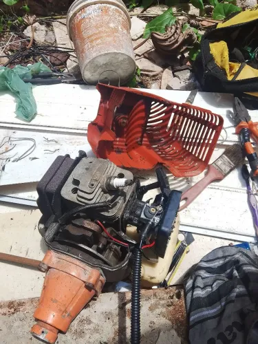 Trabalho com conserto e manutenção de roçadeira 