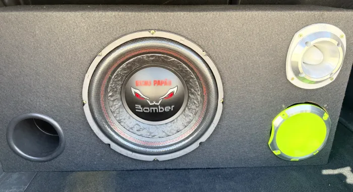 Caixa de som automotivo