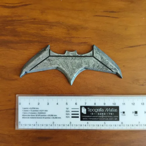 Batman batarang de metal - Coleção Batman v Superman
