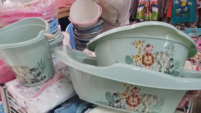 Banheiras baldes e bacias para o seu bebê 