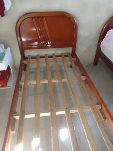 Vendo uma cama de solteiro em madeira laqueada