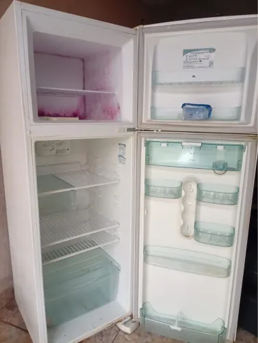 ? Geladeira 400l Electrolux (NÃO E FROST FREE).