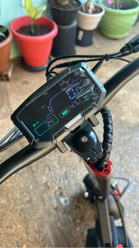 Vendo um patinete elétrico zero com 24 kM rodado 