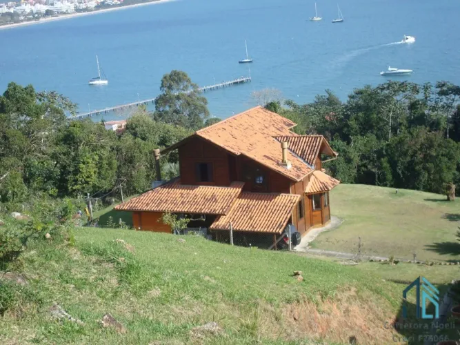 Terreno 23.000 M², próximo a duas marinas e a 50 metros da praia, em Jurere - Florianópoli