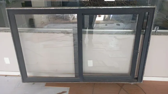 Janela com vidros seminova  400 reais 