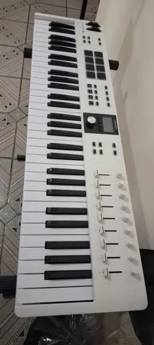 Controlador MIDI Arturia Keylab Essential 61