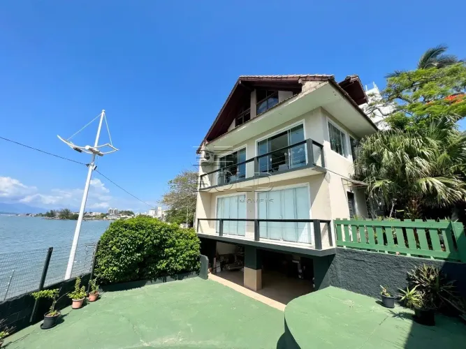 Casa frente mar com 5 dormitórios em Coqueiros