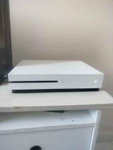 Xbox one s 1 TB acompanha 1 controle