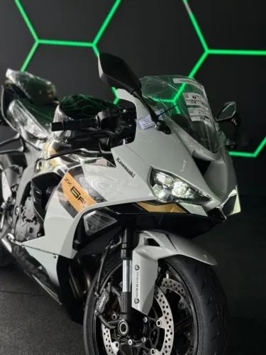 KAWASAKI ZX-6R BRANCA 2026
