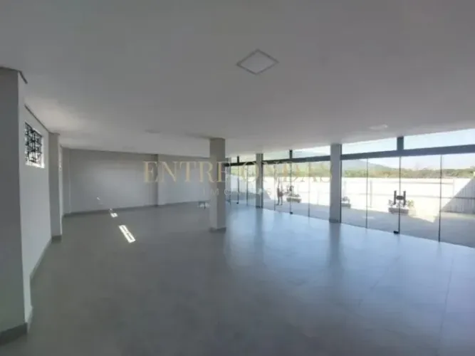 Loja comercial no bairro Campeche, Florianópolis.