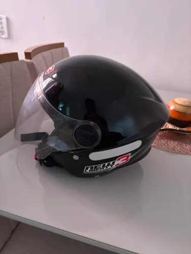 Capacete seminovo em um ótimo estado de uso