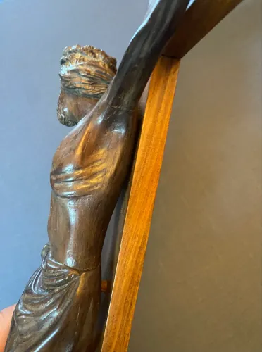 Crucifixo de madeira feito à mão