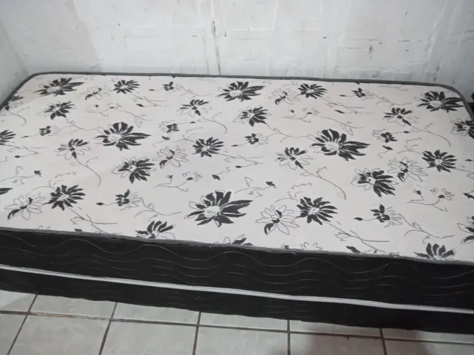 Cama box de solteiro seminova