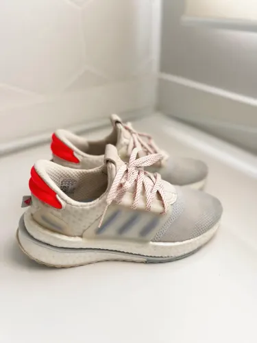 Tênis adidas feminino em estado de novo