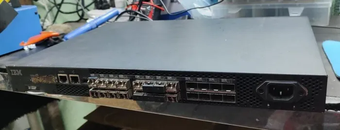 Switch Fibre Channel IBM 2498-B24 / Brocade 300 BR-360