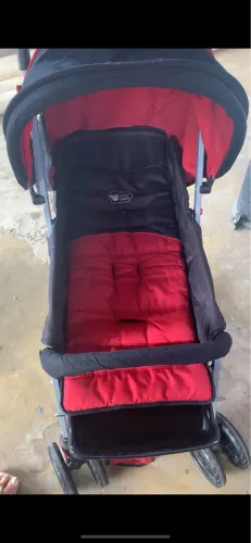 Carrinho de passeio que vira cama Moisés.