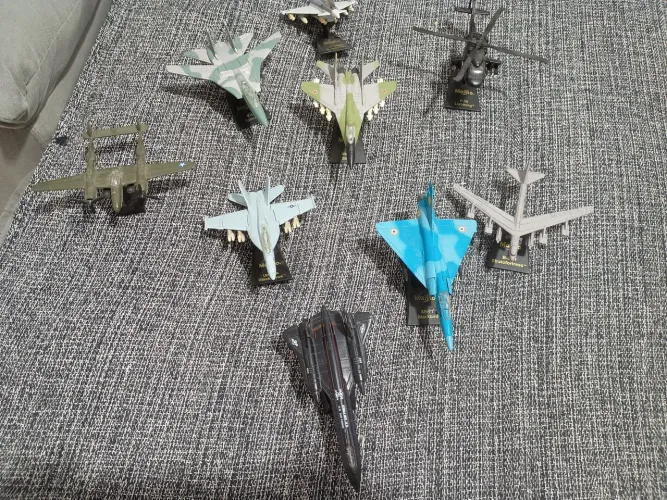 Vendo coleção de aviões Maisto com 9 peças 150.00 a coleção toda