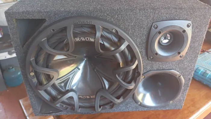 Vende-se caixa trio Bravox com módulo Taramps 400 ..  caixa em estado de nova .. 