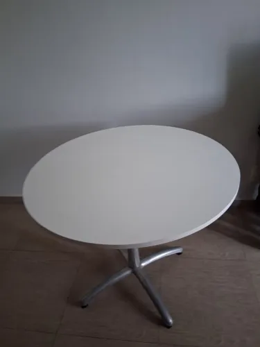 Mesa redonda com base de alumínio