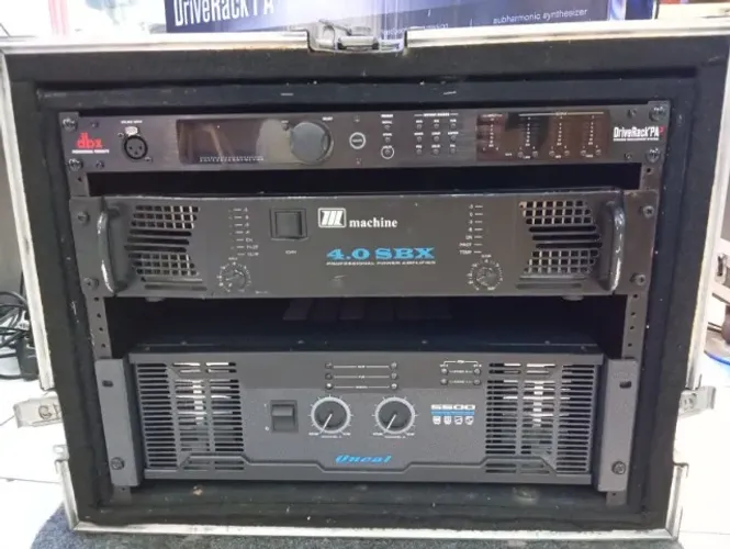 RACK COM PERIFERICOS DE AUDIO PRONTO PARA USO