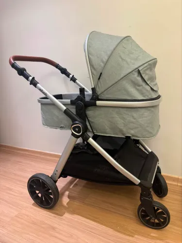 Carrinho com assento moisés + bebê conforto