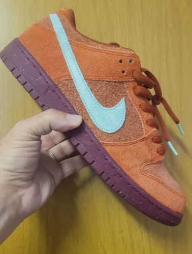 nike sb dunk low pro - mystic red, emerald rise e rugged orange - tamanho 42