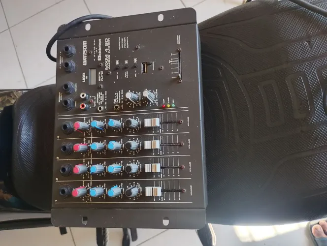 Mesa de som 4 canais novo-excelente