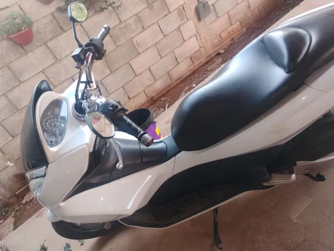 PCX em perfeitas condições, só comprar e andar. Única dona, alguns pequenos detalhes.