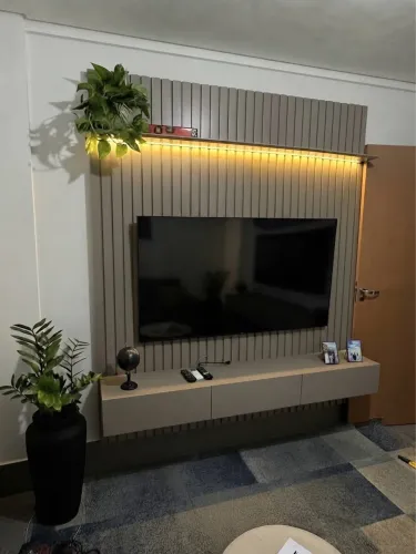Painel Ripado para TV com Rack Suspenso e Gavetas (Design Moderno)