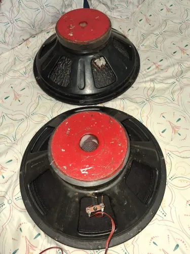 Vende se dois fones de 15 polegadas de 350 rms seminovos