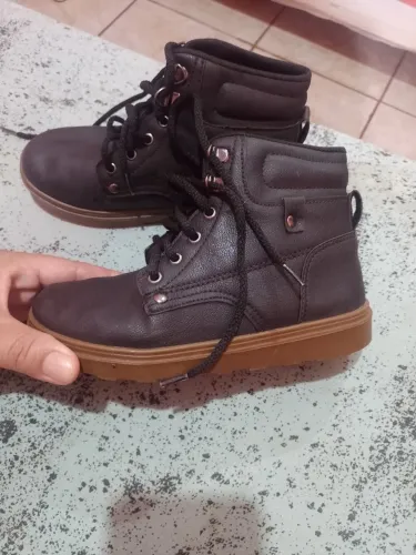 Vende-se coturno infantil usado 3 vezes paguei 100 vendo por 30