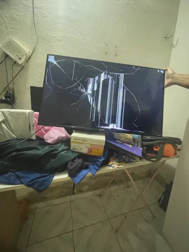 Tv quebrada e monitor