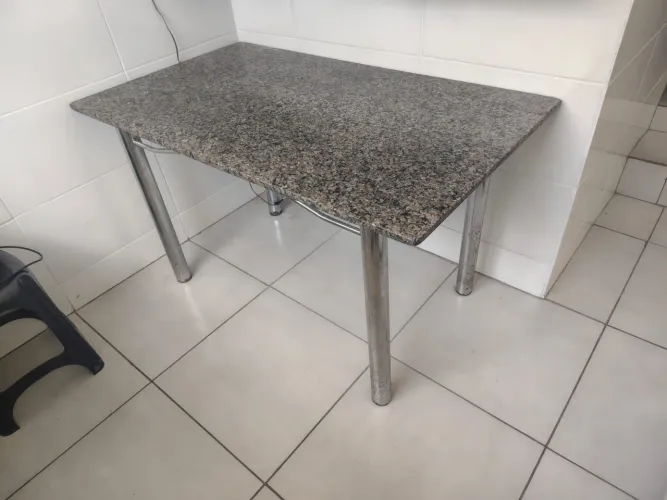 Mesa Granito pés cromados