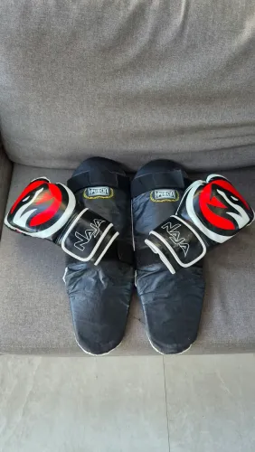 ?Kit Muay Thai / Boxe: Luvas Naja + Caneleiras Profissionais Punch