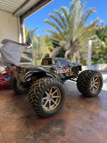 Traxxas revo convertida 4s 2200kv completa