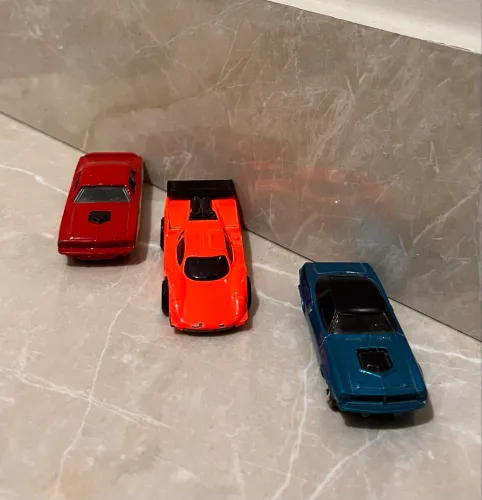 Hot wheels pack com 1 carrinho Goodyear e 2 carrinhos Plymouth