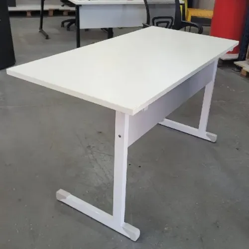 Mesa Escritório, Cor Branco Gelo, Pés Em Metalom, Medida 135x67x75