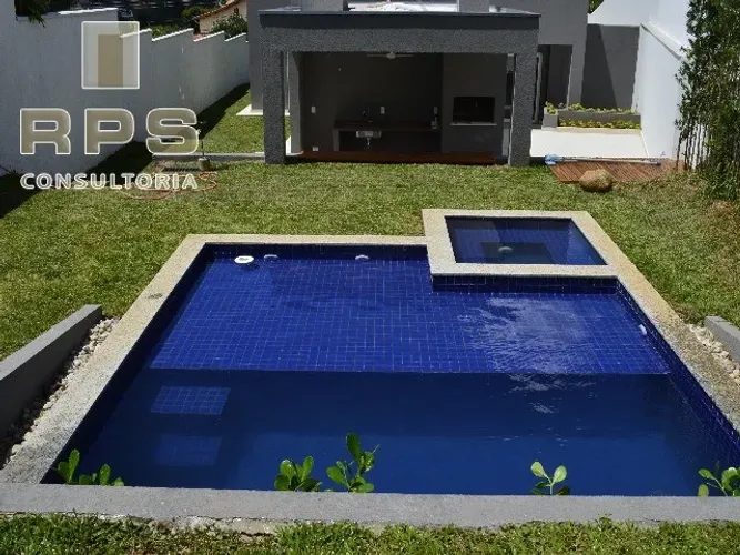 Linda casa à venda na Vila Santista em Atibaia, 03 suítes, lareira, piscina e área gourmet
