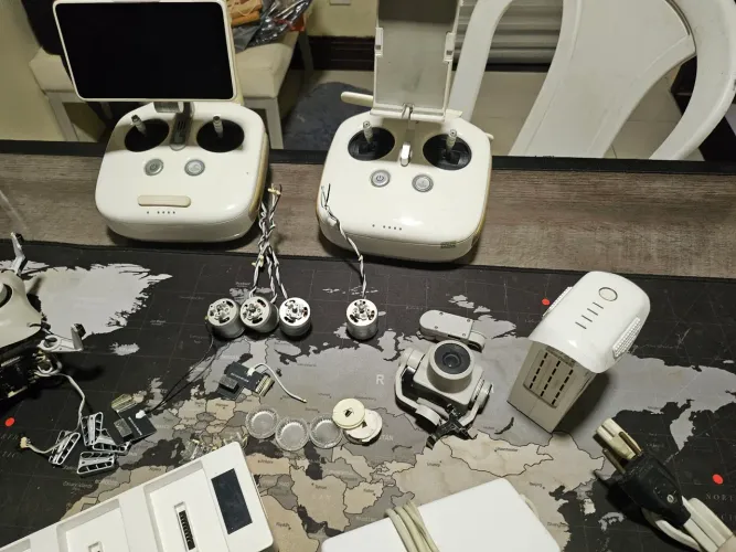 Peças do Drone Phanthon 4 Pro V2. Com 2 controles 1 bateria drone sem a carcaça